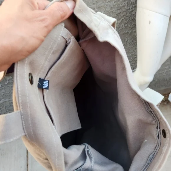 The stunning special edition V&A Alexander McQueen bag - Picture 4 of 7